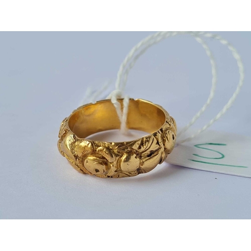 5 - A gold chased ring, size N, 3.6 g.