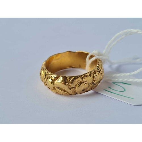 5 - A gold chased ring, size N, 3.6 g.