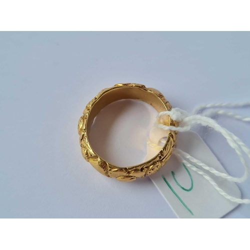 5 - A gold chased ring, size N, 3.6 g.