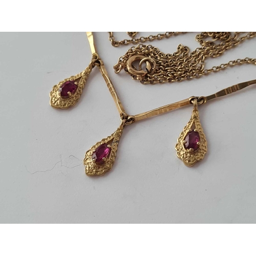 84 - A attractive necklace with three garnet drops 9ct 16 inch  3.6 gms