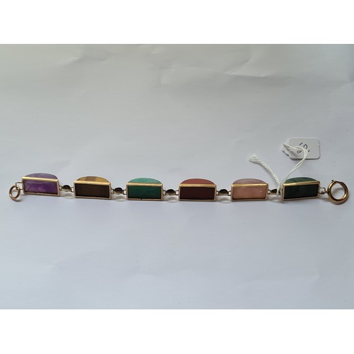 52 - A HIGH CARAT GOLD (TESTED) ROSE AND AMETHYST QUARTZ, TIGERS EYE AND AGATE BRACELET