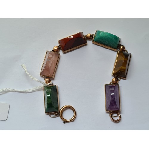 52 - A HIGH CARAT GOLD (TESTED) ROSE AND AMETHYST QUARTZ, TIGERS EYE AND AGATE BRACELET