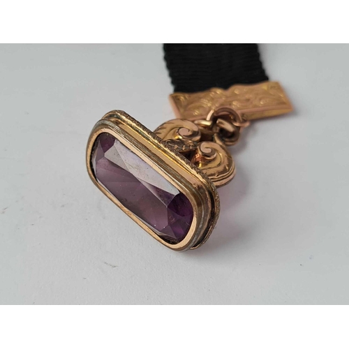 44 - A 9ct mounted ribbon and rolled gold seal
