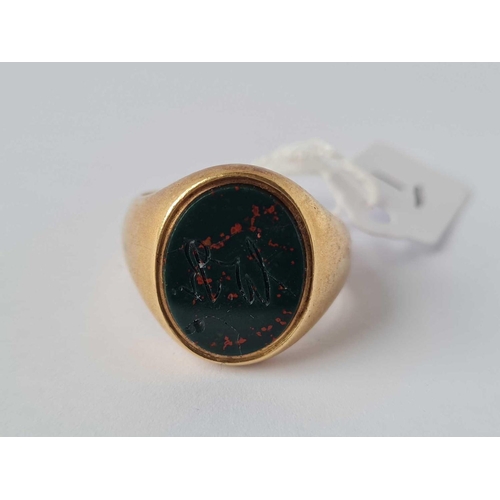 1 - A GOOD HEAVY 18CT GOLD SIGNET RING with stone set intaglio size V 19g