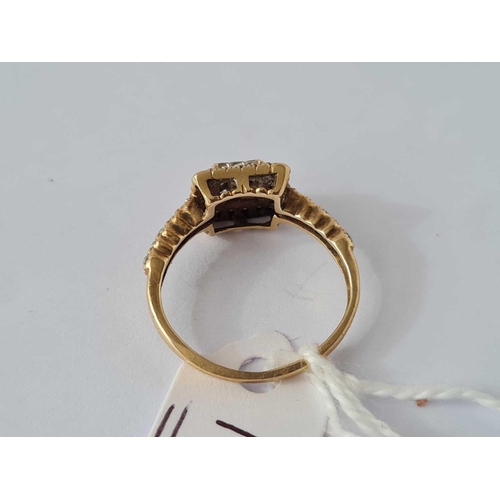 116 - A square set cluster ring set in gold size M      2.4 gs