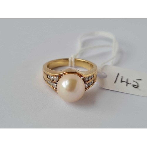 145 - A PEARL RING WITH DIAMOND SHOULDERS, 18ct, size M, 8.4 g.