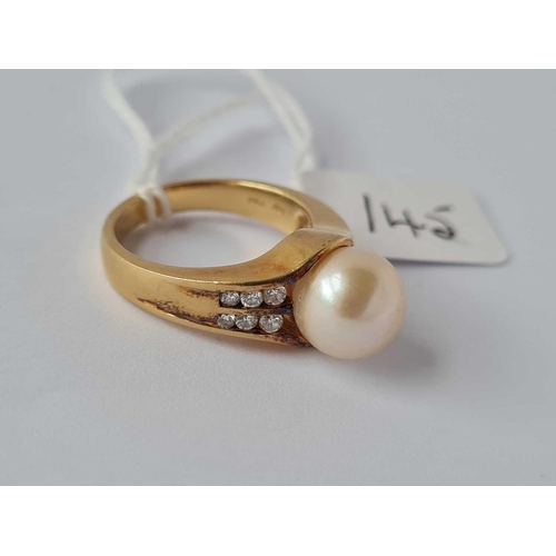 145 - A PEARL RING WITH DIAMOND SHOULDERS, 18ct, size M, 8.4 g.