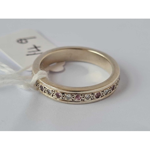 149 - A white gold diamond and pink sapphire eternity ring, 9ct, size O, 5.1 g.