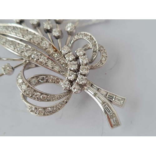 192 - A GOOD PLATINUM AND DIAMOND SPRAY BROOCH       10.6 GMS