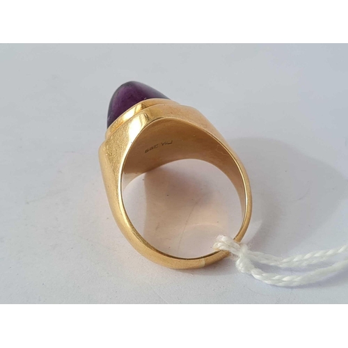 30 - A  GOOD AMETHYST CABOCHON RING, size Q, 7.4 g. 14ct