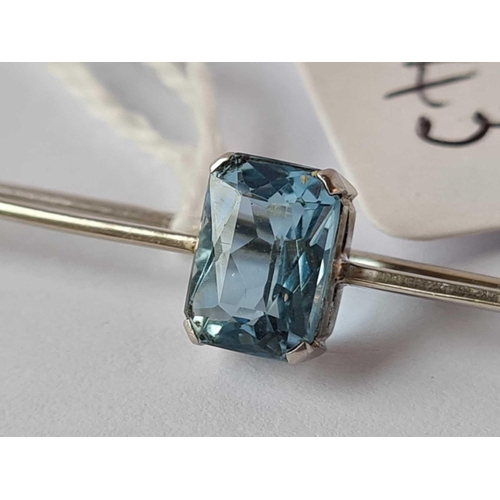 43 - A white gold aquamarine brooch, 18ct, 3.7 g.