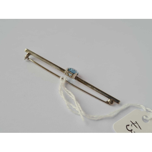 43 - A white gold aquamarine brooch, 18ct, 3.7 g.