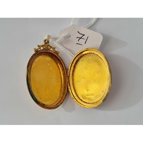 71 - An ornate oval antique 9ct back & front  locket