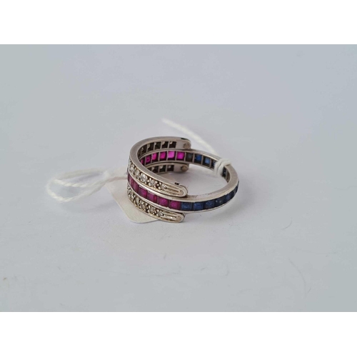 92 - A GOOD NIGHT & DAY RING SET WITH RUBIES, SAPPHIRE AND DIAMONDS, set in gold, size Q, 6.6 g.