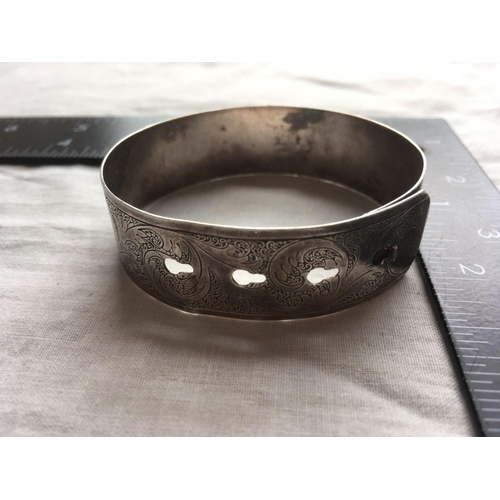 106 - A wide silver buckle bangle