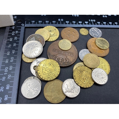 1381 - Box of coins