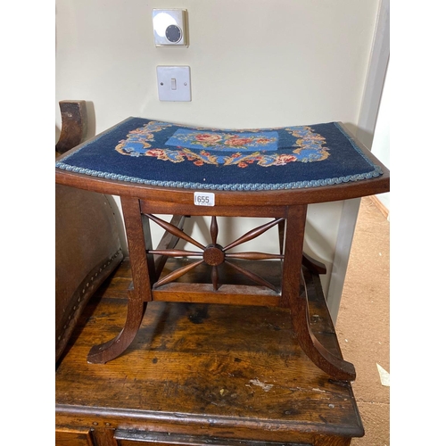 1655 - An Edwardian mahogany framed dressing stool with needlework top, 21