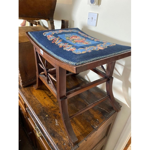 1655 - An Edwardian mahogany framed dressing stool with needlework top, 21