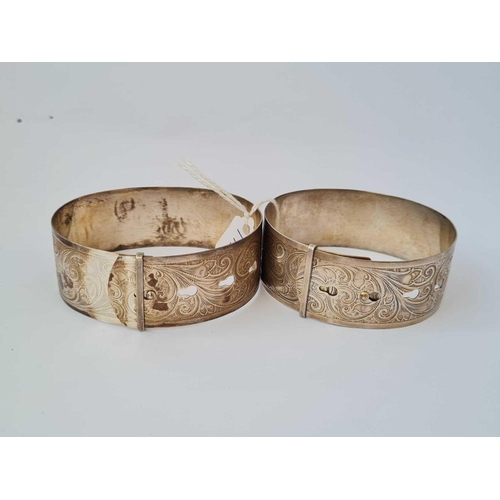 172 - A pair of silver buckle style bangles   57 gms