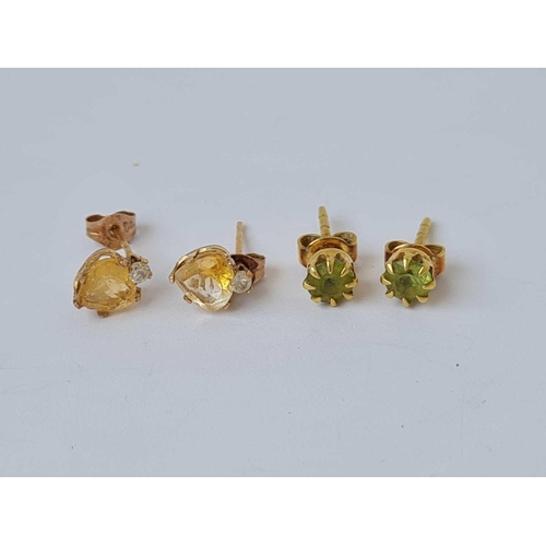 214 - Two pairs of stud earrings 9ct