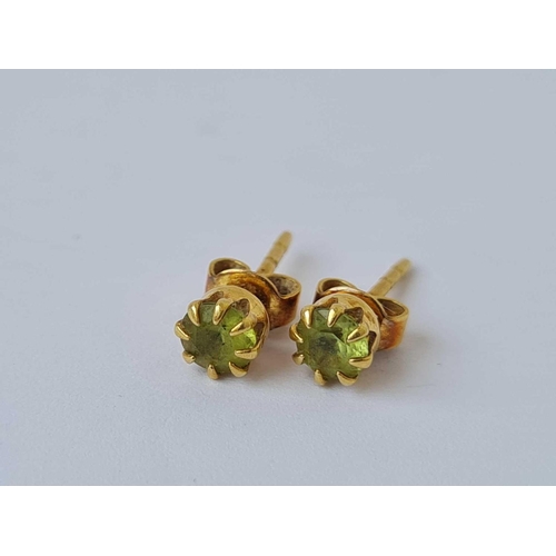 214 - Two pairs of stud earrings 9ct