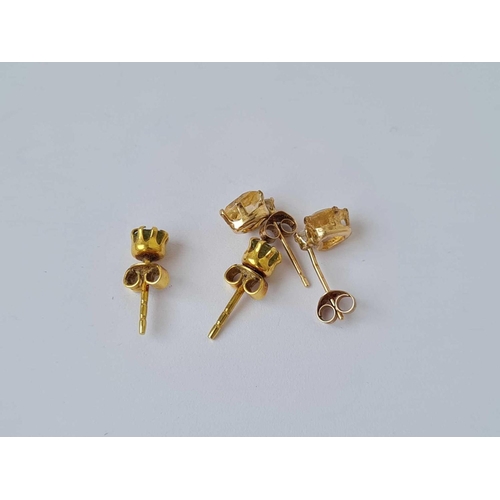 214 - Two pairs of stud earrings 9ct