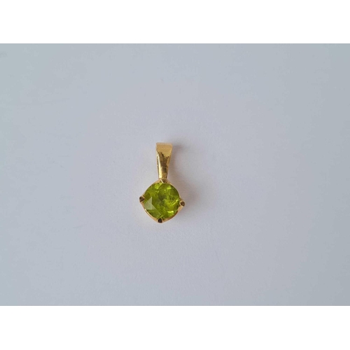 215 - A peridot pendant 9ct