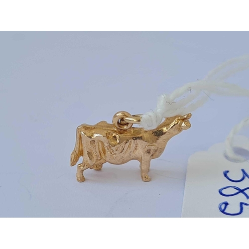 385 - A novelty charm in the form of a cow 9ct    2.8 gms