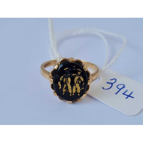 394 - A cased intaglio ring 10ct gold size M