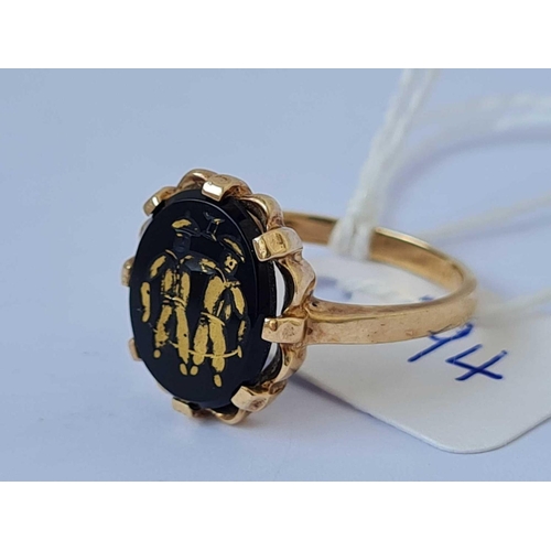 394 - A cased intaglio ring 10ct gold size M