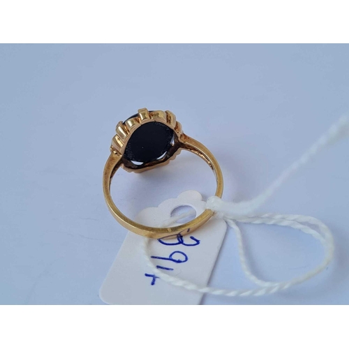 394 - A cased intaglio ring 10ct gold size M