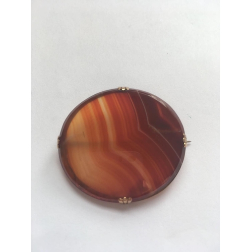 464 - Banded red agate vintage 9ct brooch