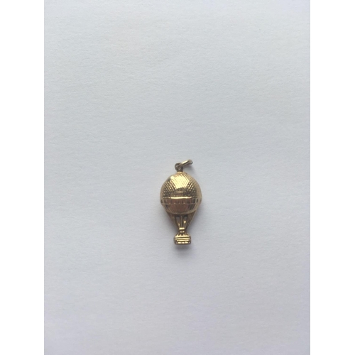 475 - A hot air balloon 9ct charm 0.6g