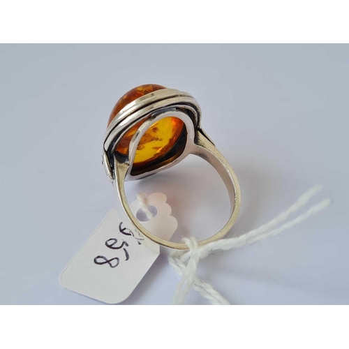 558 - A good silver and amber set ring size S