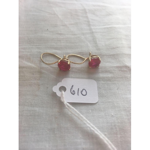 610 - A pair of gold and red stone earring   2.1 gms