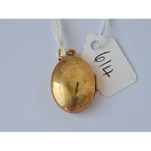 614 - A engraved oval locket pendant 9ct    1.6 gms