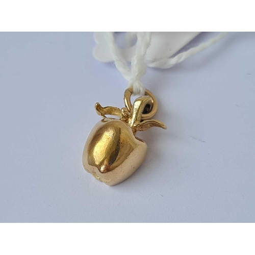 615 - A novelty charm in the form of a apple 9ct    1.3 gms