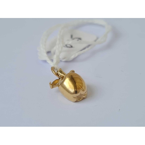 615 - A novelty charm in the form of a apple 9ct    1.3 gms