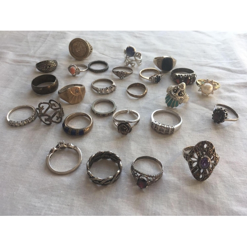 644 - Twenty six assorted silver rings   92 gms