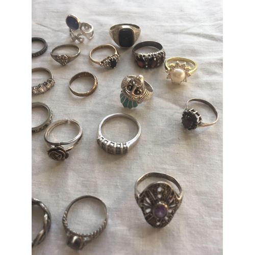 644 - Twenty six assorted silver rings   92 gms