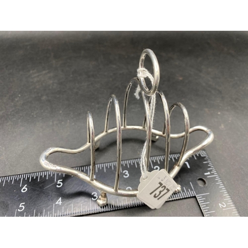 737 - A boat shaped toast rack on pad feet, 5