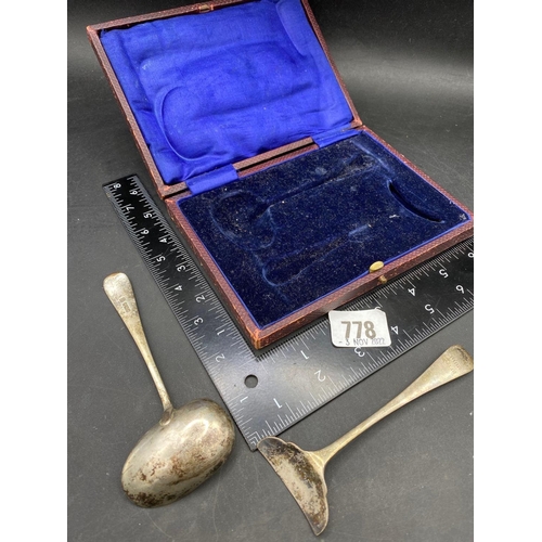 778 - A boxed spoon and pusher, Sheffield 1917, 51g