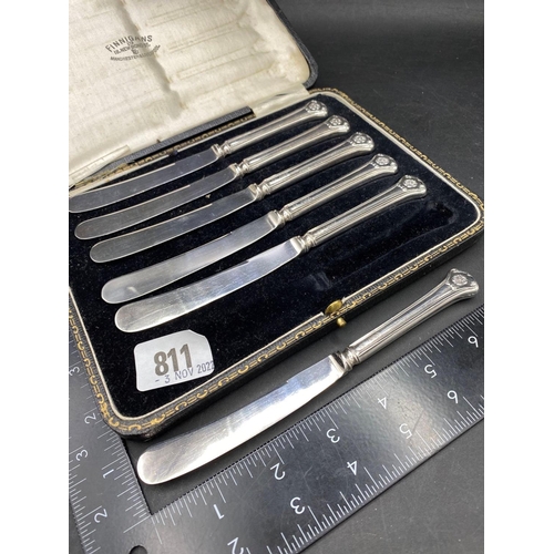 811 - Boxed set of six silver handled tea knives. Sheffield 1922