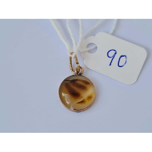 90 - A agate pendant in 9ct gold mount