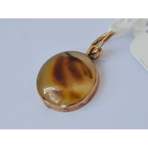 90 - A agate pendant in 9ct gold mount