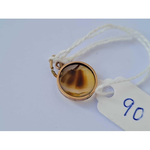 90 - A agate pendant in 9ct gold mount