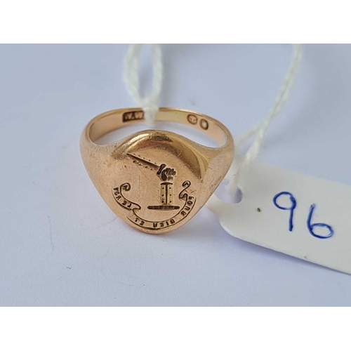 96 - A gold signet ring with crest and Motto size M