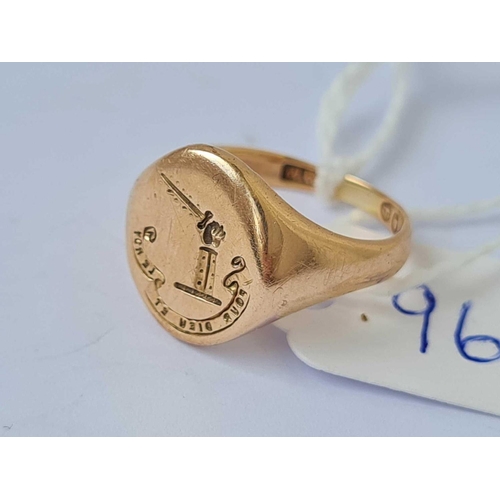 96 - A gold signet ring with crest and Motto size M