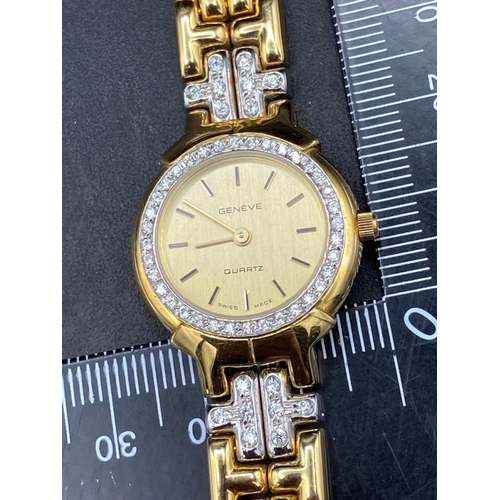 961 - A GENEVE LADIES QUARTZ WRIST WATCH WITH DIAMOND BEZEL 18CT GOLD W/O