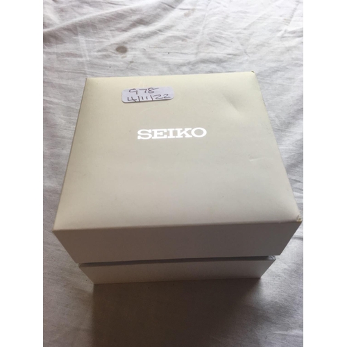 978 - A gents SEIKO kinetic 50M wrist watch with seconds sweep and date aperture as new in orinial box W/O